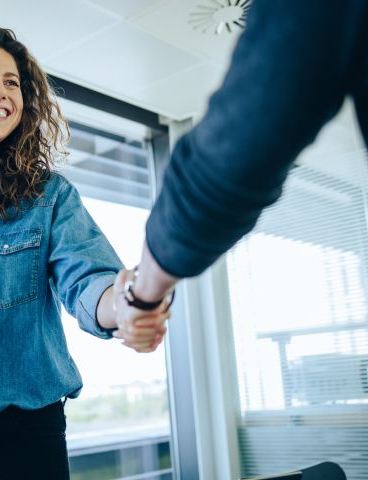 Poignée de main et sourire, image de témoignage client
